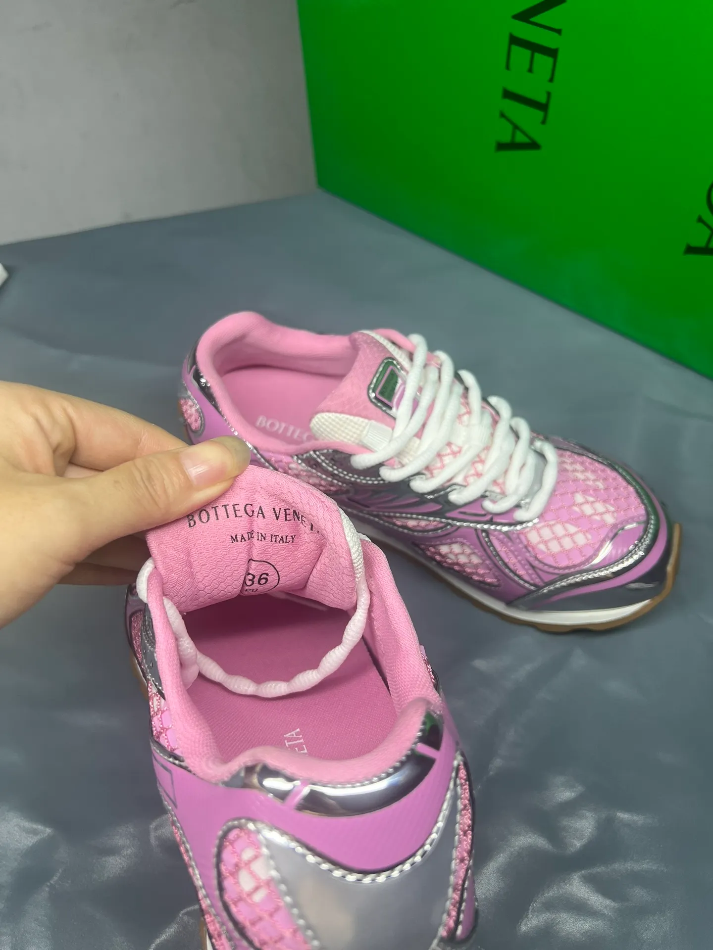 👟👟Ex-factory price 600👟👟 Men's size +10 Real photos 🔥🔥BV Orbit sneakers Wang Yibo's same style couple's dad shoes Runner sneakers, made of lightweight technical mesh fabric. Matched with geometric pattern designed rubber outsole, Wang Zha series high version. Look for the package technology. It is actually a lot taller, but the legs are still slim. Very nice, playable and durable. Matched to the standard💯 Package shoe technology. Look for the high version. The outsole is made of color-blocked TPU outsole. Women's model 35 36 37 38 39 40 41 42 (40 41 42 43 44 45 customized) (Customer logo can be accepted without refund or exchange at a favorable price) Equipped with original packaging